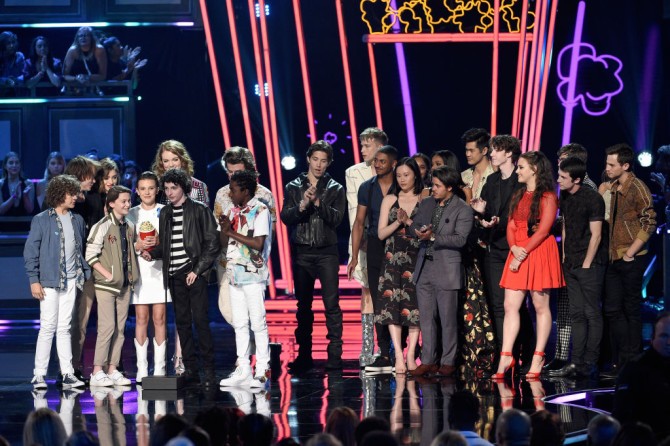 LOS ANGELES, CA - MAY 07: (L-R) Actors Gaten Matarazzo, Charlie Heaton, Noah Schnapp, Natalia Dyer, Shannon Purser, Millie Bobby Brown, Finn Wolfhard, Joe Keery, and Caleb McLaughlin accept the award for Show of the Year onstage during the 2017 MTV Movie And TV Awards at The Shrine Auditorium on May 7, 2017 in Los Angeles, California. (Photo by Kevork Djansezian/Getty Images)