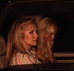 Paris Hilton accompagnata in carcere dalla madre