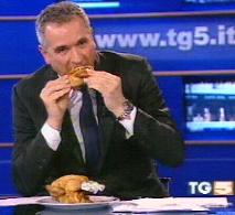 Lamberto Sposini mangia il pollo al Tg5