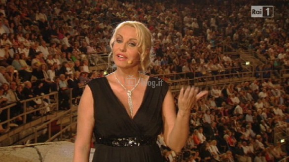 Arena di Verona 2010 - Lo spettacolo sta per iniziare. Foto della serata con Antonella Clerici
