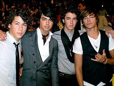 I Jonas Brothers con Zac Efron