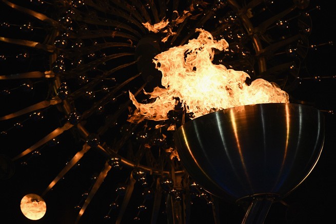 RIO DE JANEIRO, BRAZIL - AUGUST 05: The Olympic Cauldron is lit at the Olympic Boulevard for the 2016 Rio Summer Olympic Games on August 5, 2016 in Rio de Janeiro, Brazil. (Photo by David Ramos/Getty Images)