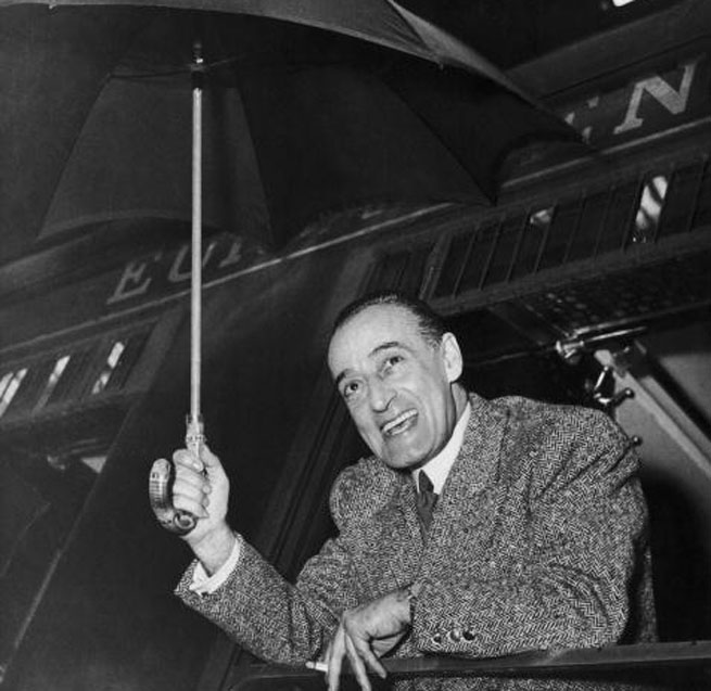 Italian comic actor Toto (aka Antonio de Curtis, 1898 - 1967) arriving at the Gare de Lyon, Paris on a train from Milan, 22nd January 1951. (Photo by Keystone/Hulton Archive/Getty Images)