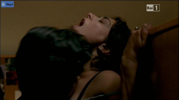 Foto de Il segreto dell'acqua Hot - Scena di sesso e Scamarcio nudo nella fiction di Rai1