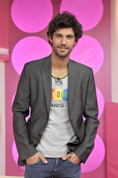 Foto del modello Bruno Cabrerizo di Ballando con le Stelle in salsa rosa