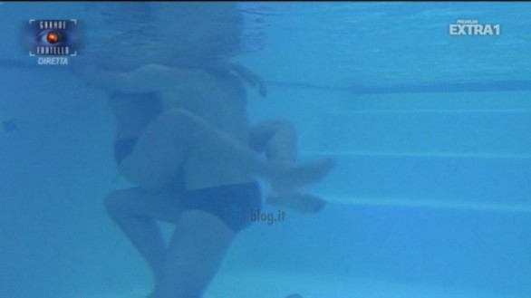 Grande Fratello 11 - Angelica Livraghi avvinghiata in piscina con Ferdinando Giordano