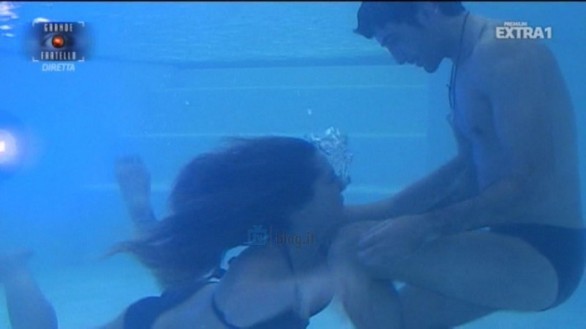 Grande Fratello 11 - Angelica Livraghi avvinghiata in piscina con Ferdinando Giordano