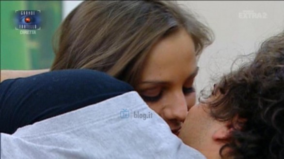 Grande Fratello 11 - Doccia sexy Ilaria Natali che si bacia con Pietro Titone