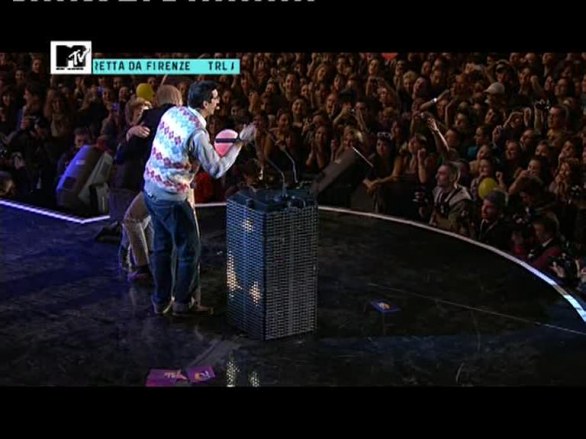 La caduta di Mara Maionchi sul palco dei TRL Awards 2011 di Mtv