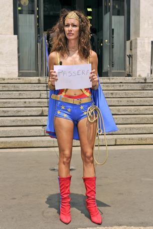 Melita Toniolo all'assalto dei politici come Wonder Woman