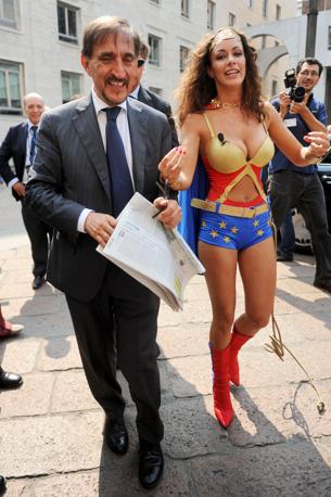 Melita Toniolo all'assalto dei politici come Wonder Woman
