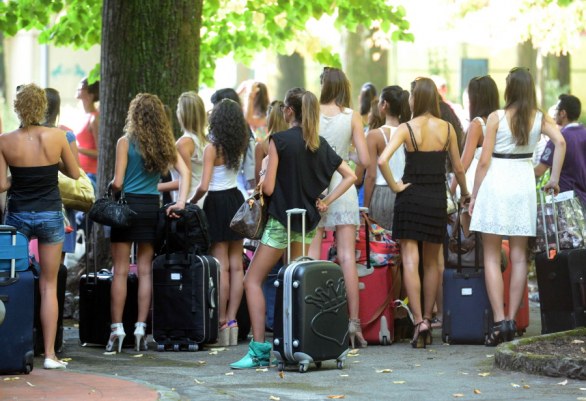Le aspiranti Miss di Miss Italia 2012 aspettano il loro turno per il "check in". Lato "B", valigie e scarpe (basse, con zeppa o col tacco?)