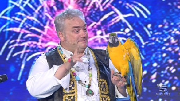 Nino Bonelli ed il pappagallo Chiquito ad Italia s got talent 2013
