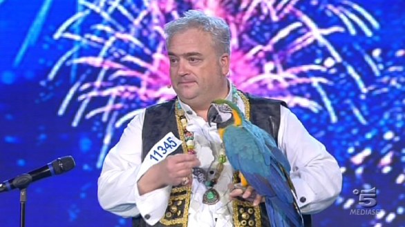 Nino Bonelli ed il pappagallo Chiquito ad Italia s got talent 2013