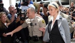 Paris Hilton entra in carcere