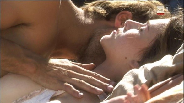 foto della scena di sesso tra rodrigo guirao e anna favella nella quinta puntata del 2 novembre 2010 della fiction rai terra ribelle