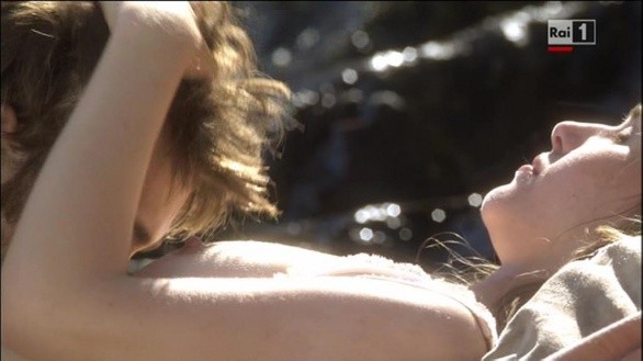 foto della scena di sesso tra rodrigo guirao e anna favella nella quinta puntata del 2 novembre 2010 della fiction rai terra ribelle