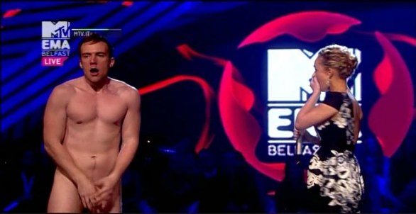 Uomo nudo sul palco degli MTV Ema 2011 a Belfast