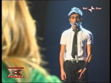 le foto di Jury Magliolo durante X Factor mentre canta davanti al giudice Simona Ventura